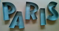 Taglio di lettere 3D in rilievo per la realizzazione di insegne o segnaletica