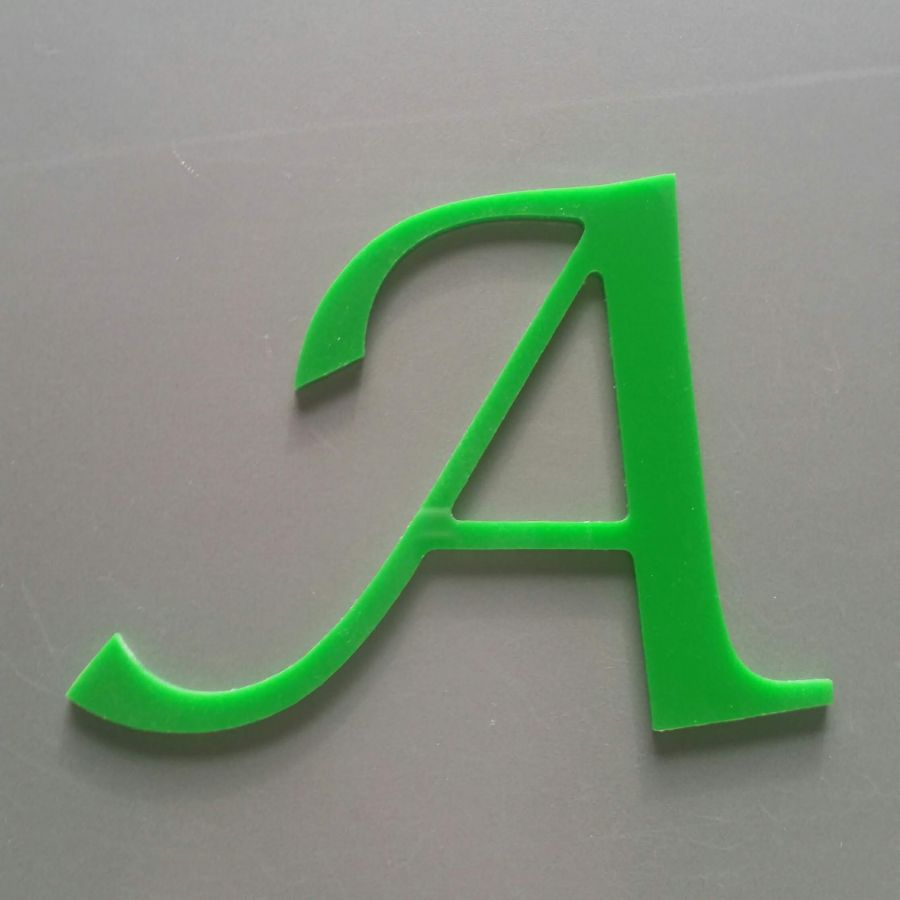 Lettera in plexiglas colorato