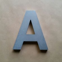 Lettera in rilievo 3D in zinco ARIALE